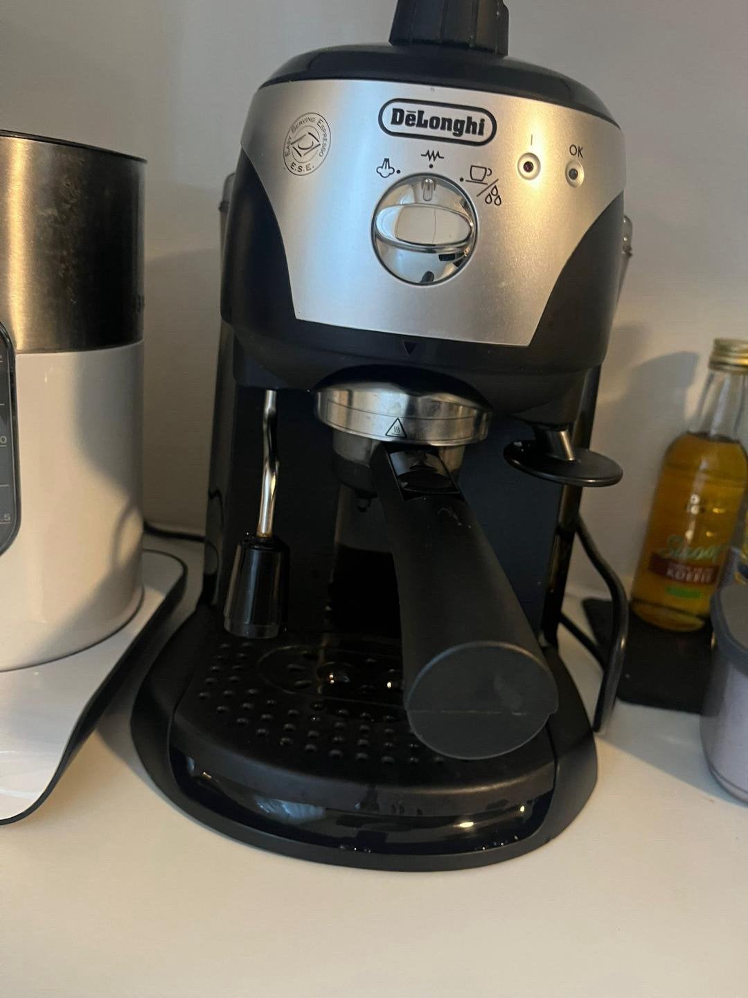 Delonghi koffiemachine, Elektronische apparatuur, Ophalen, Zo goed als nieuw, Koffiemachine, Afneembaar waterreservoir