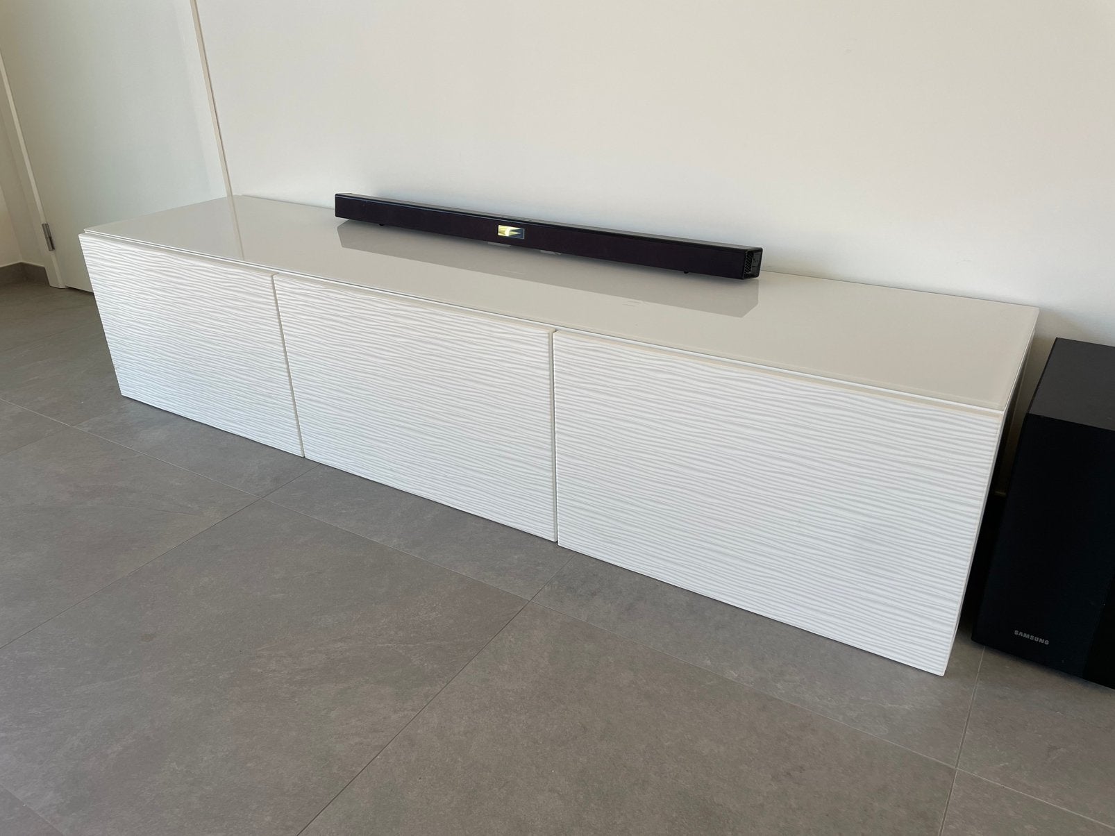 IKEA BESTÅ tv-meubel wit 180 cm glazen bovenblad, Ophalen, Zo goed als nieuw