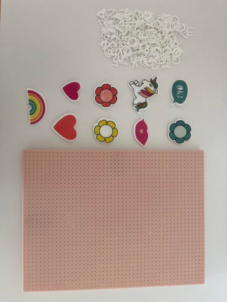 Roze bordje met letters en figuurtjes, Verzenden, Nieuw