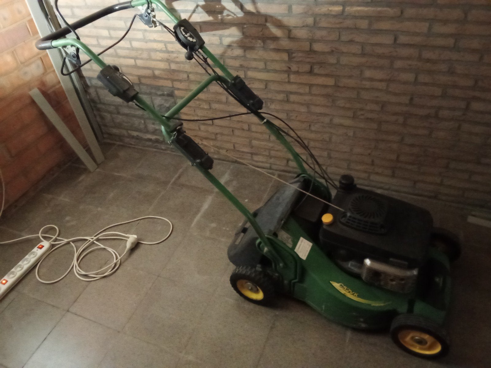 Les travaux de démarrage de la tondeuse à gazon professionne, Enlèvement