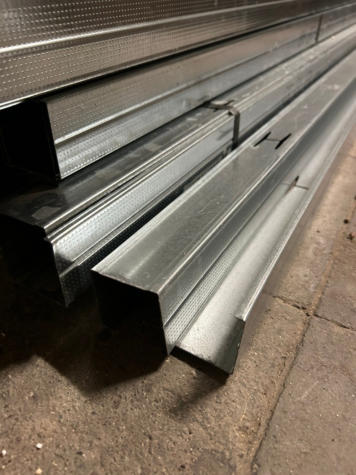 Lot de 15 montants métalliques Knauf CW 50/50 – 2,60 m, Enlèvement, Comme neuf