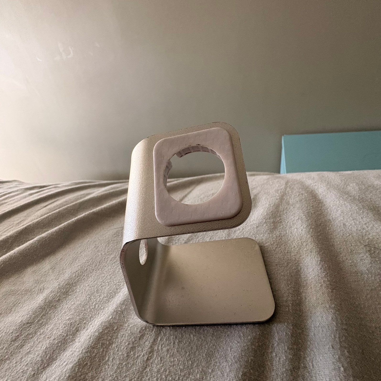 Smartwatch standaard met oplader – wit/grijs, Handtassen en Accessoires, Ophalen, Zo goed als nieuw, Grijs