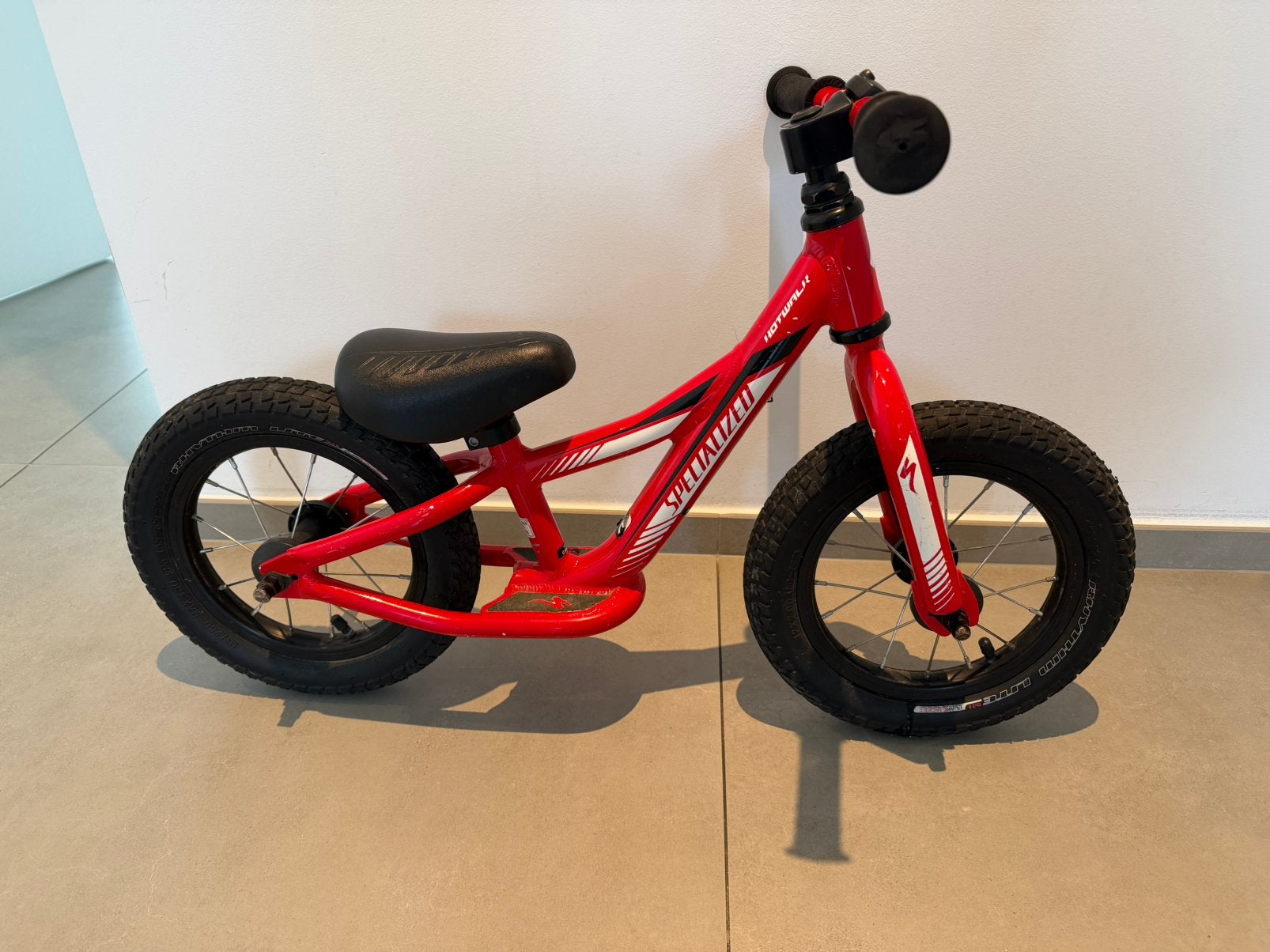 Draisienne Specialised Hotwalk rouge, Vélos & Vélomoteurs, Enlèvement, Utilisé, Moins de 16 pouces