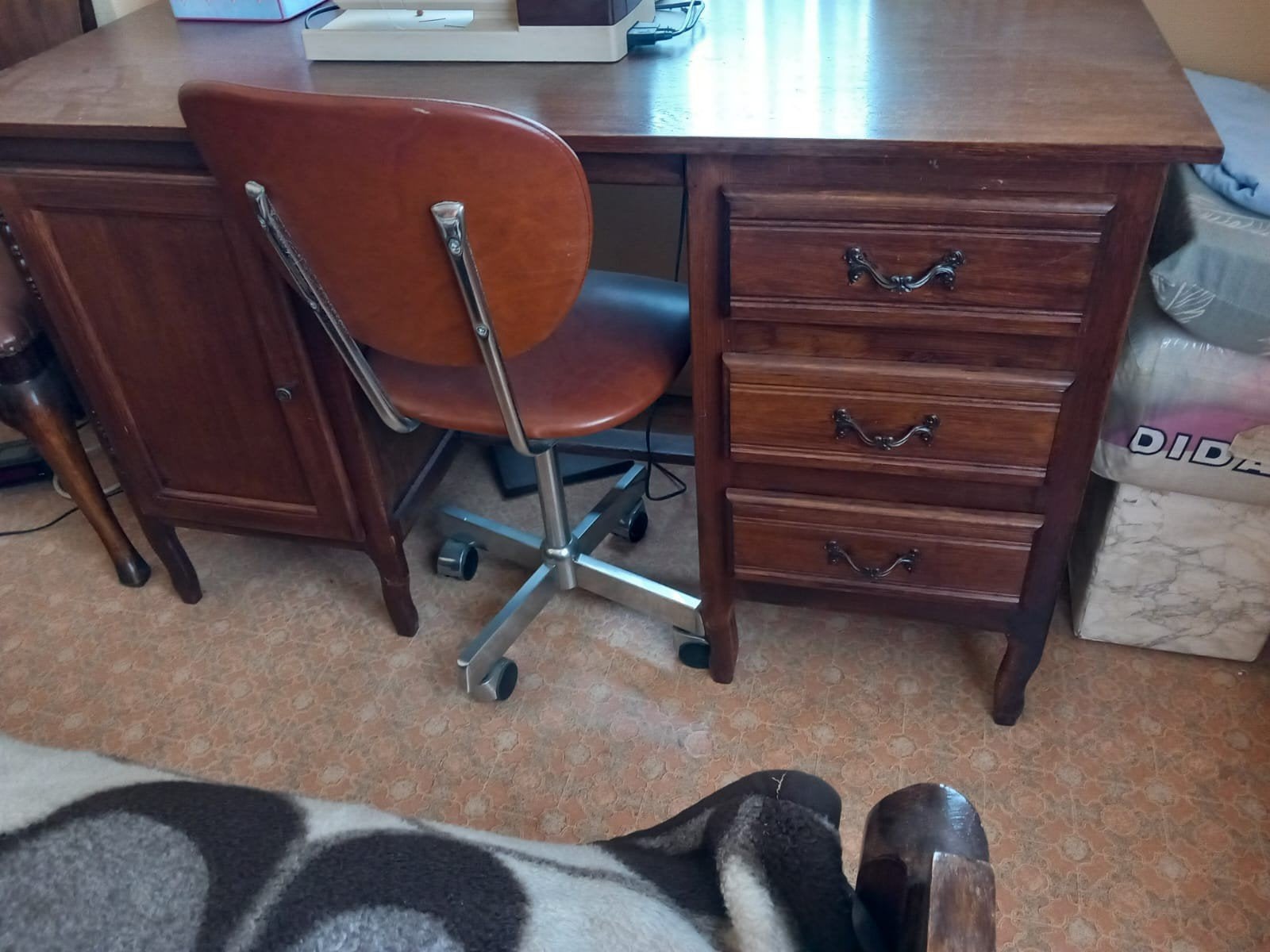 Bureau zonder stoel, Ophalen