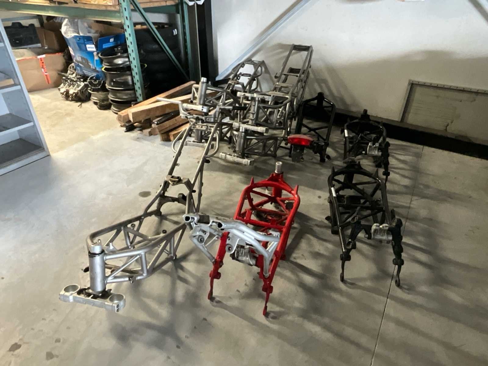 Série de 9 cadres de moto Ducati avec documents/papiers d, Entreprise, Occasion, Autre