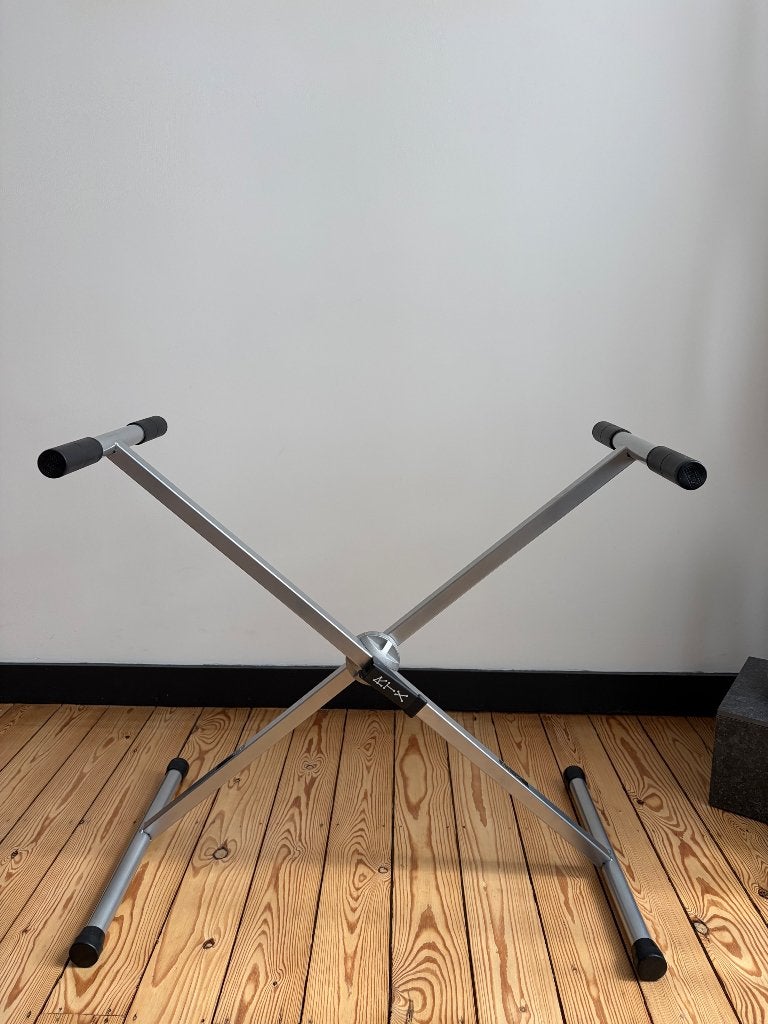 Synthétiseur Yamaha PSR-E423 vendu avec support et pédale, Musique & Instruments, Claviers, 61 touches, Yamaha, Comme neuf, Enlèvement