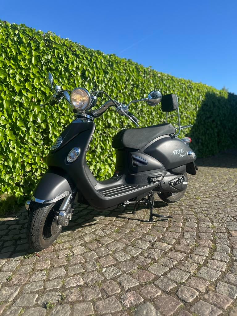 Btc legend scooter B-Klasse (nieuwstaat 150,7 km), Vélos & Vélomoteurs, Scooters | Marques Autre, Comme neuf, Classe B (45 km/h)