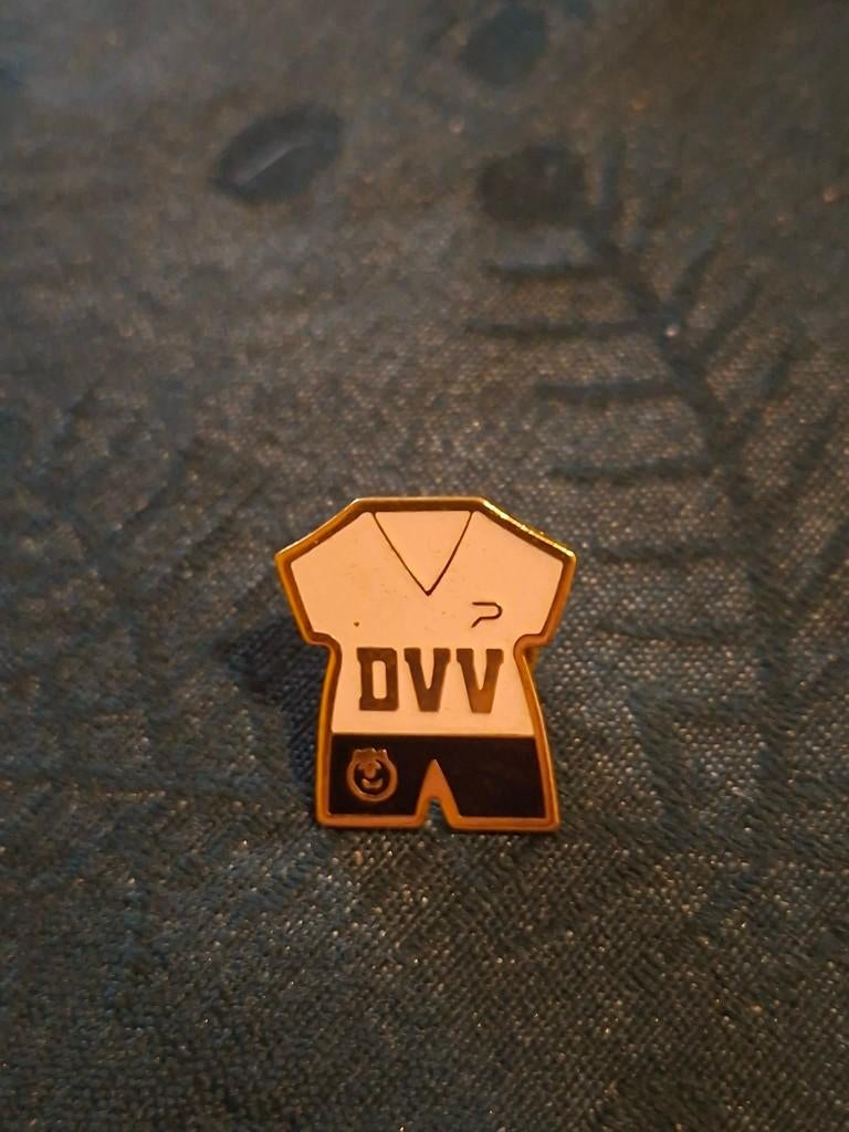 pin/speldje : voetbaltenue Sporting Lokeren, Ophalen of Verzenden, Zo goed als nieuw, Sport, Speldje of Pin
