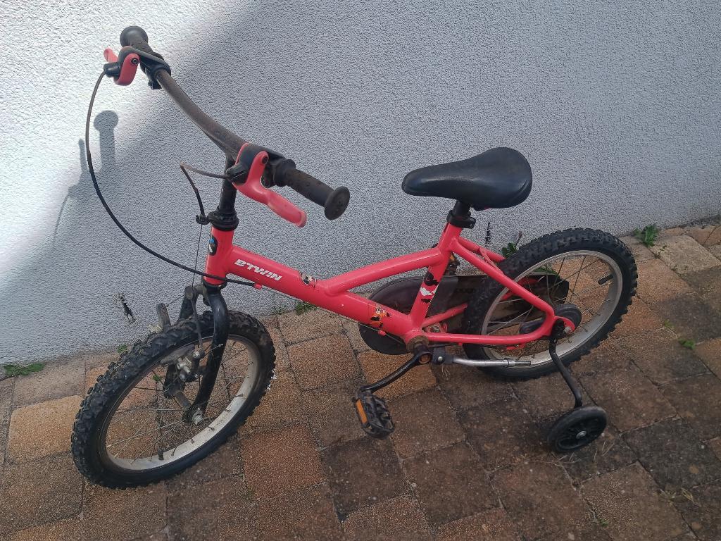 Vélo B'twin pour enfant avec petites roues, Fietsen en Brommers, Fietsen | Kinderfietsjes, Ophalen, Zijwieltjes, Gebruikt, BTwin Décathlon
