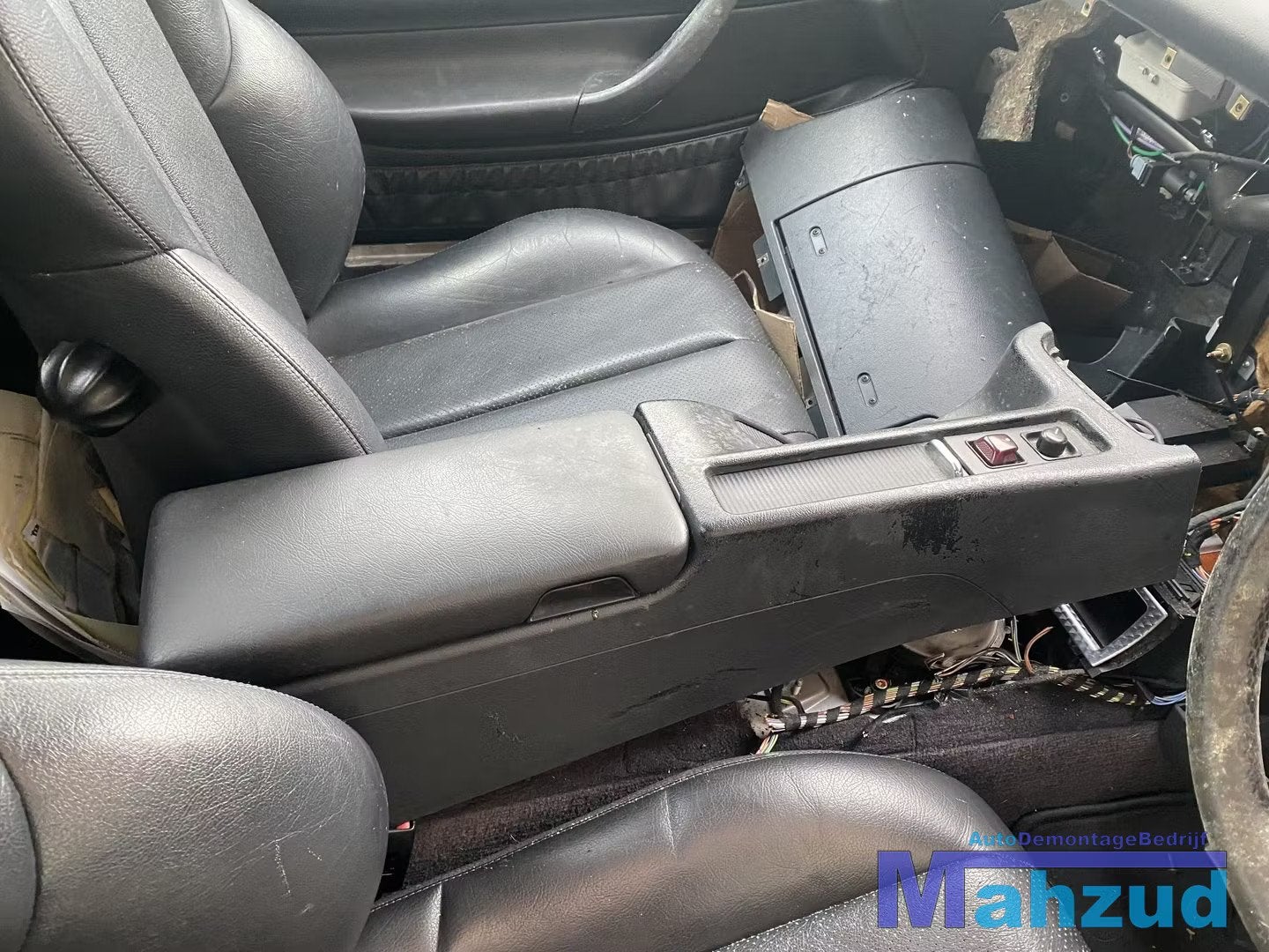 MERCEDES SLK R170 Zwart armsteun met schakelaars 1996-2004, Gebruikt, Mercedes-Benz AG, Mercedes-Benz, Mercedesstrasse 120
70372  Stuttgart, DE