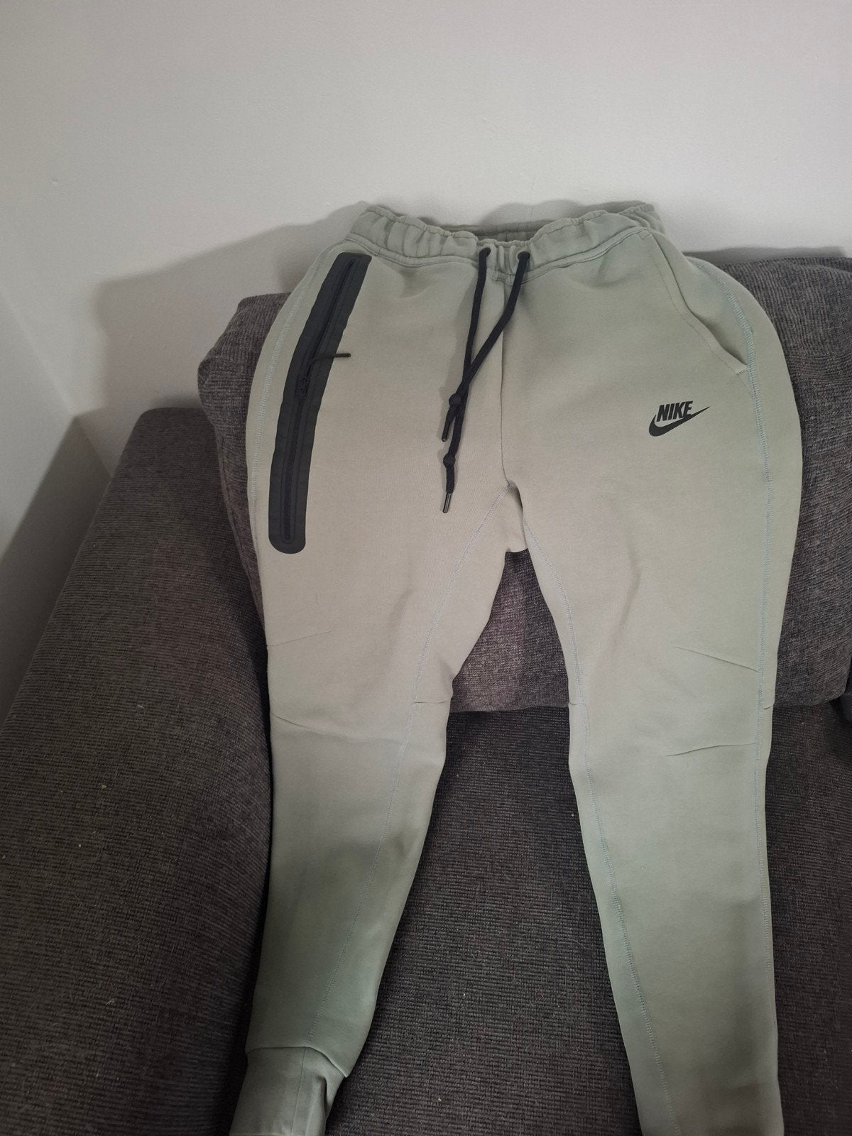Nike tech broek, Ophalen