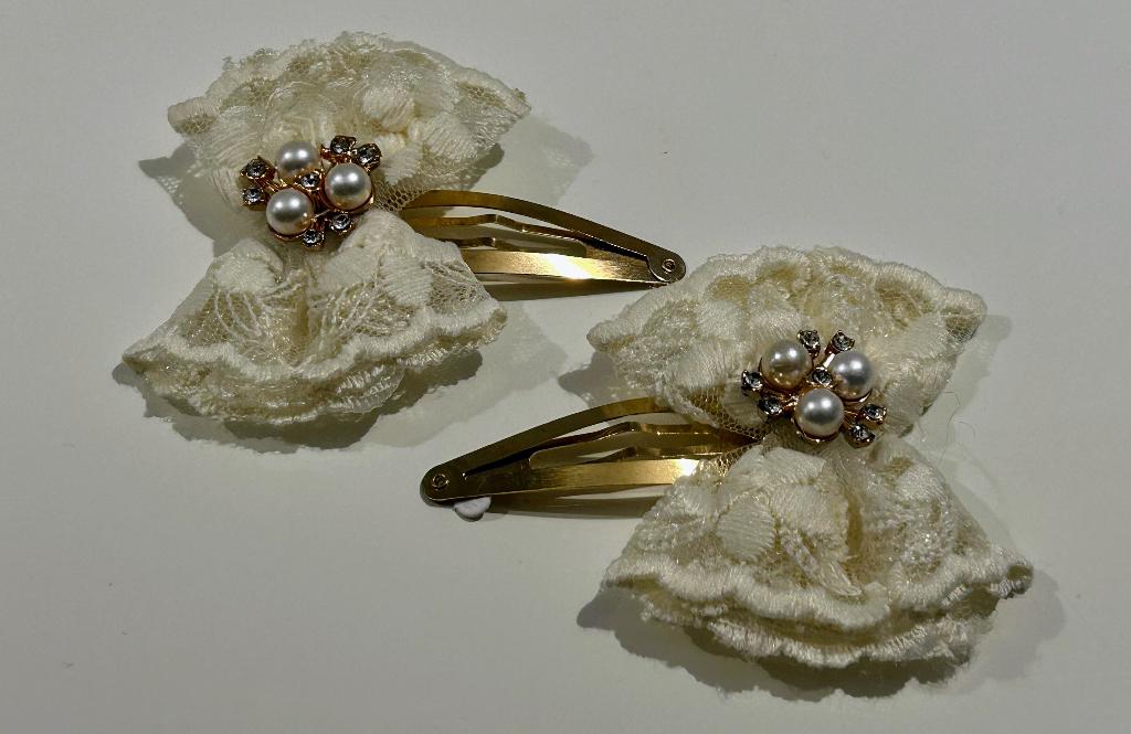 2 witte haarspeldjes met kant & parels, Ophalen of Verzenden, Nieuw, Haarspeld