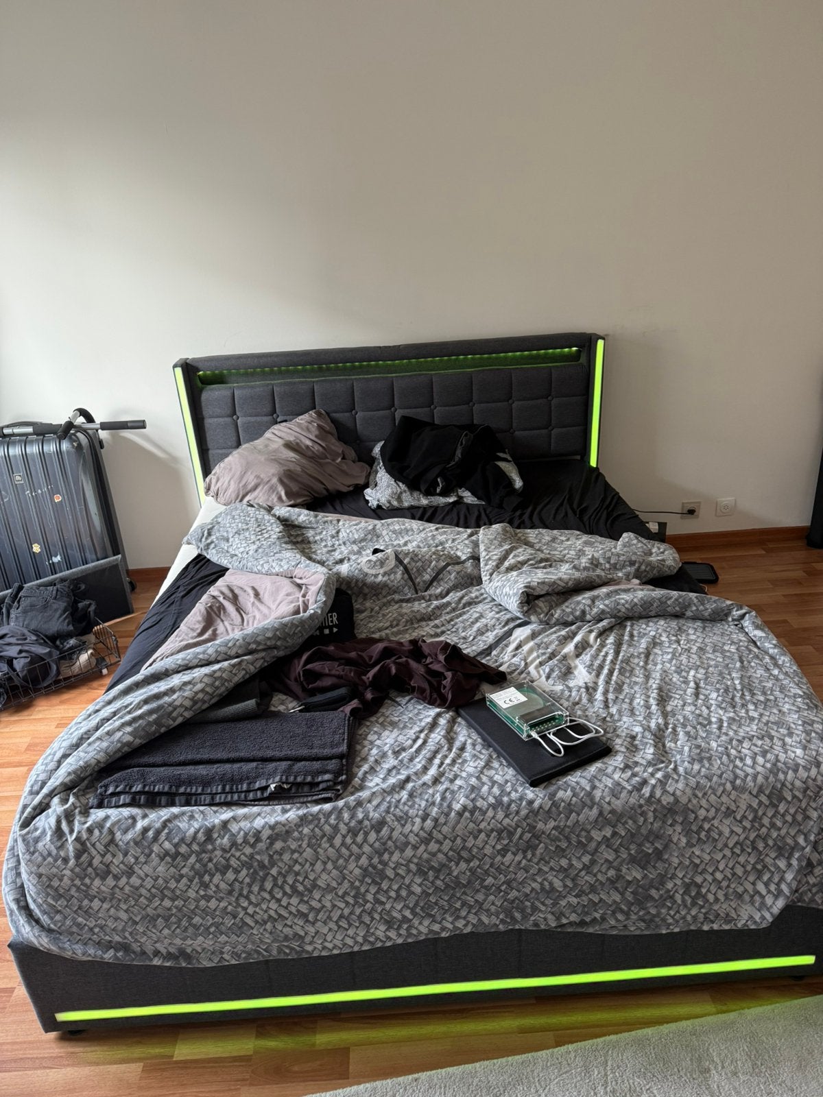 Queensize bed 160x200 + matras dringend weg, Huis en Inrichting, Ophalen, Zo goed als nieuw