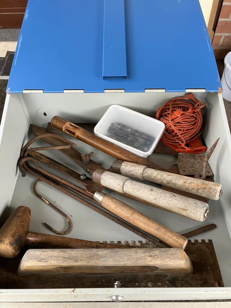 Metalen koffer/hangbureau met oude werktuigen., Ophalen