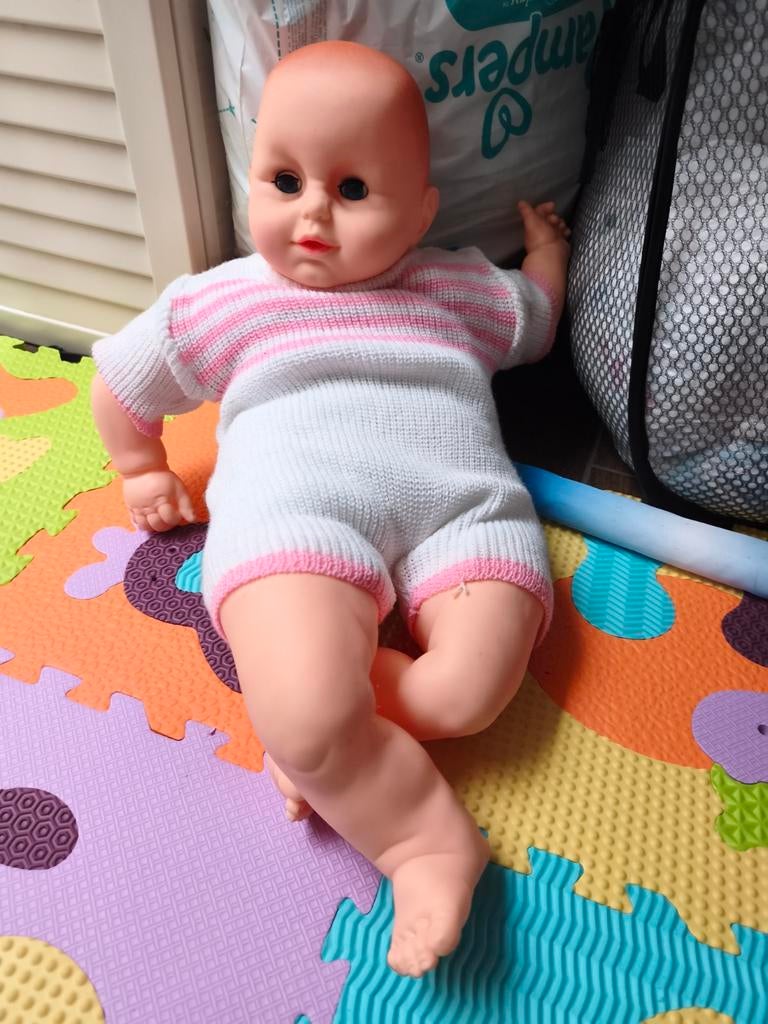 Schattige vintage babypop met gebreide outfit – Retro, Kinderen en Baby's, Ophalen