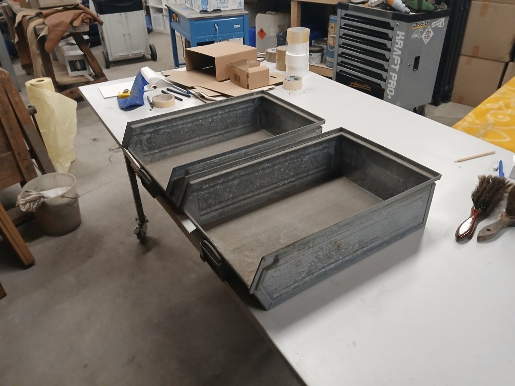 2 vintage metalen stapelbakken / magazijnbakken, Ophalen, Gebruikt, Minder dan 50 cm, Minder dan 40 cm