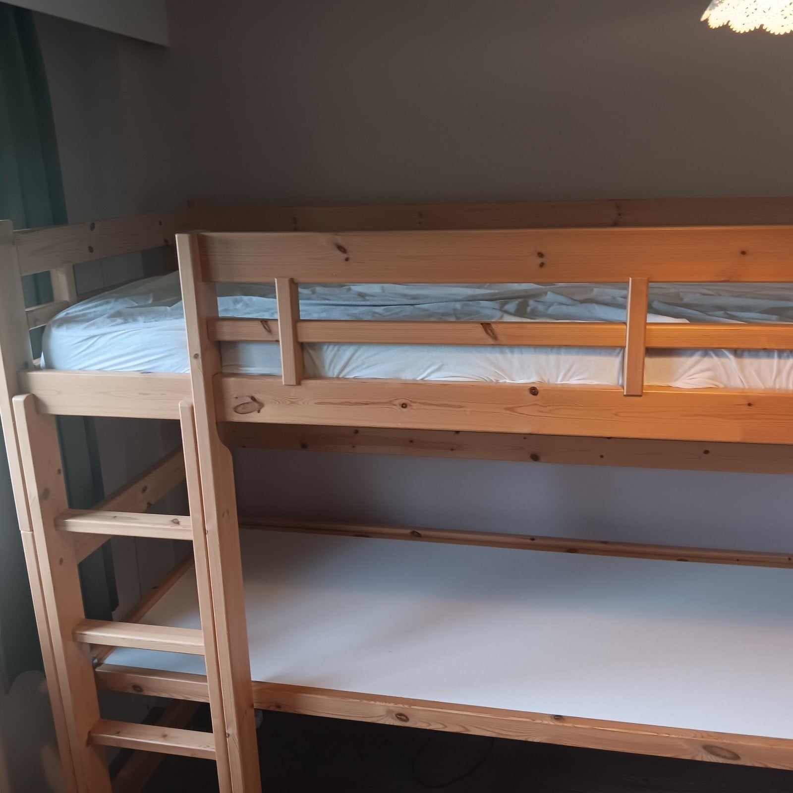 Stevige houten hoogslaper  – 90x200 cm – Inclusief matras, Ophalen, Gebruikt, Eenpersoons, 160 tot 180 cm