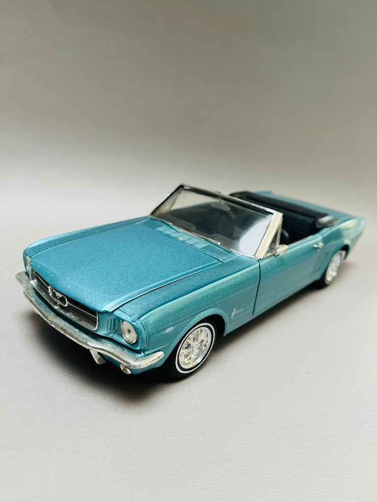 Ford Mustang Convertible 1965 1:18 blauw  Openende deuren, Hobby en Vrije tijd, Modelauto's | 1:18, Ophalen of Verzenden, Zo goed als nieuw