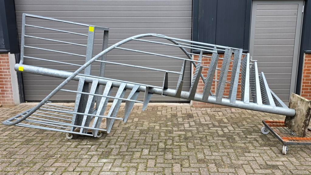 Wenteltrap draaitrap ronde trap galva met plateau boven., Doe-het-zelf en Bouw, Ophalen, Zo goed als nieuw, Trap, 2 tot 4 meter