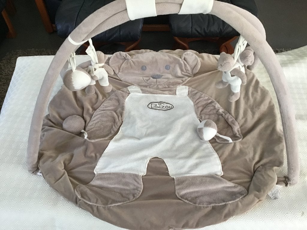 1 tapis de jeu Bizou et 1 tapis de Winnie De Poe, Enlèvement ou Envoi, Comme neuf