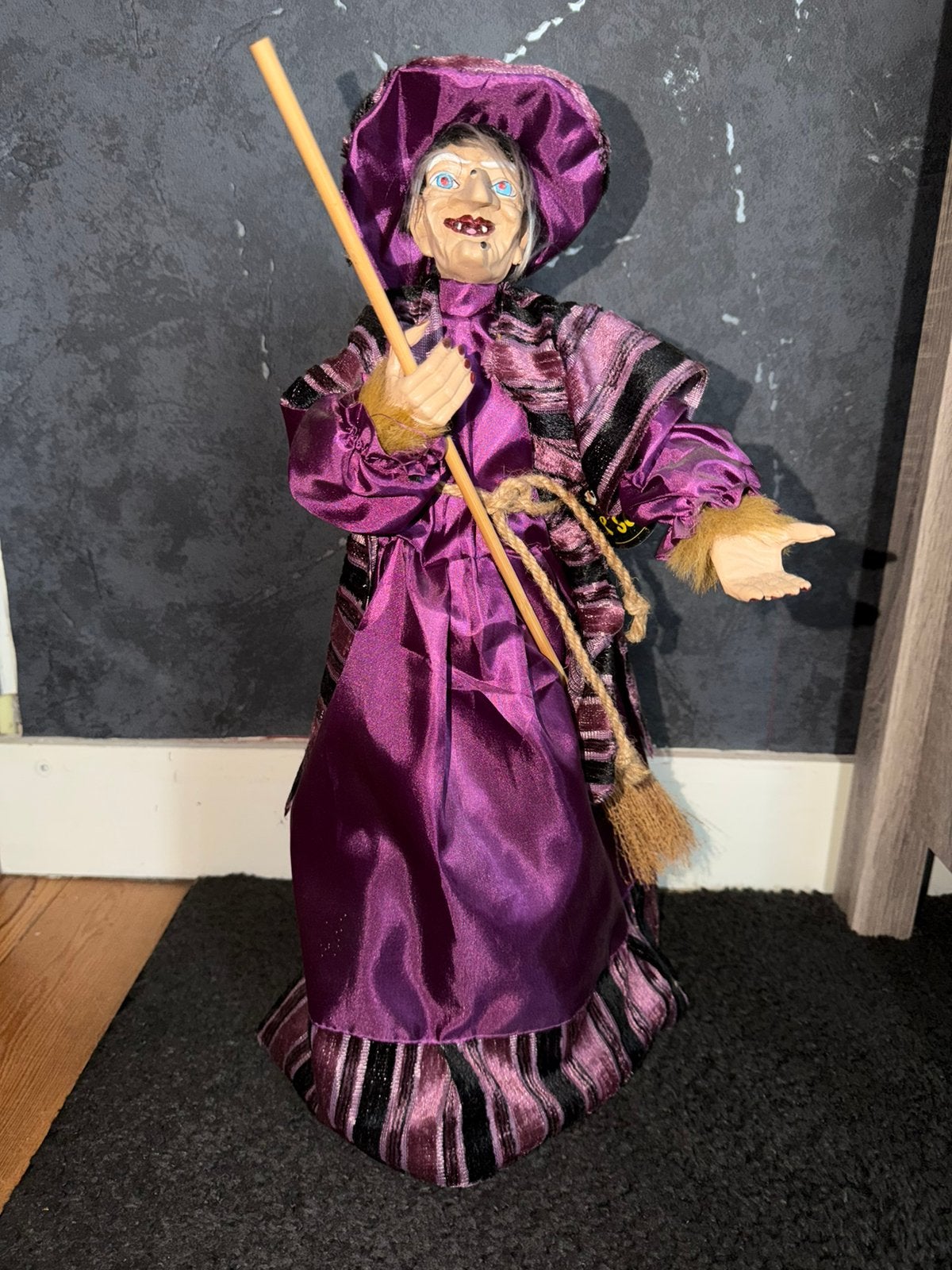 Halloween heks met bezem – 42 cm – licht en geluid, Ophalen, Zo goed als nieuw, Versiering