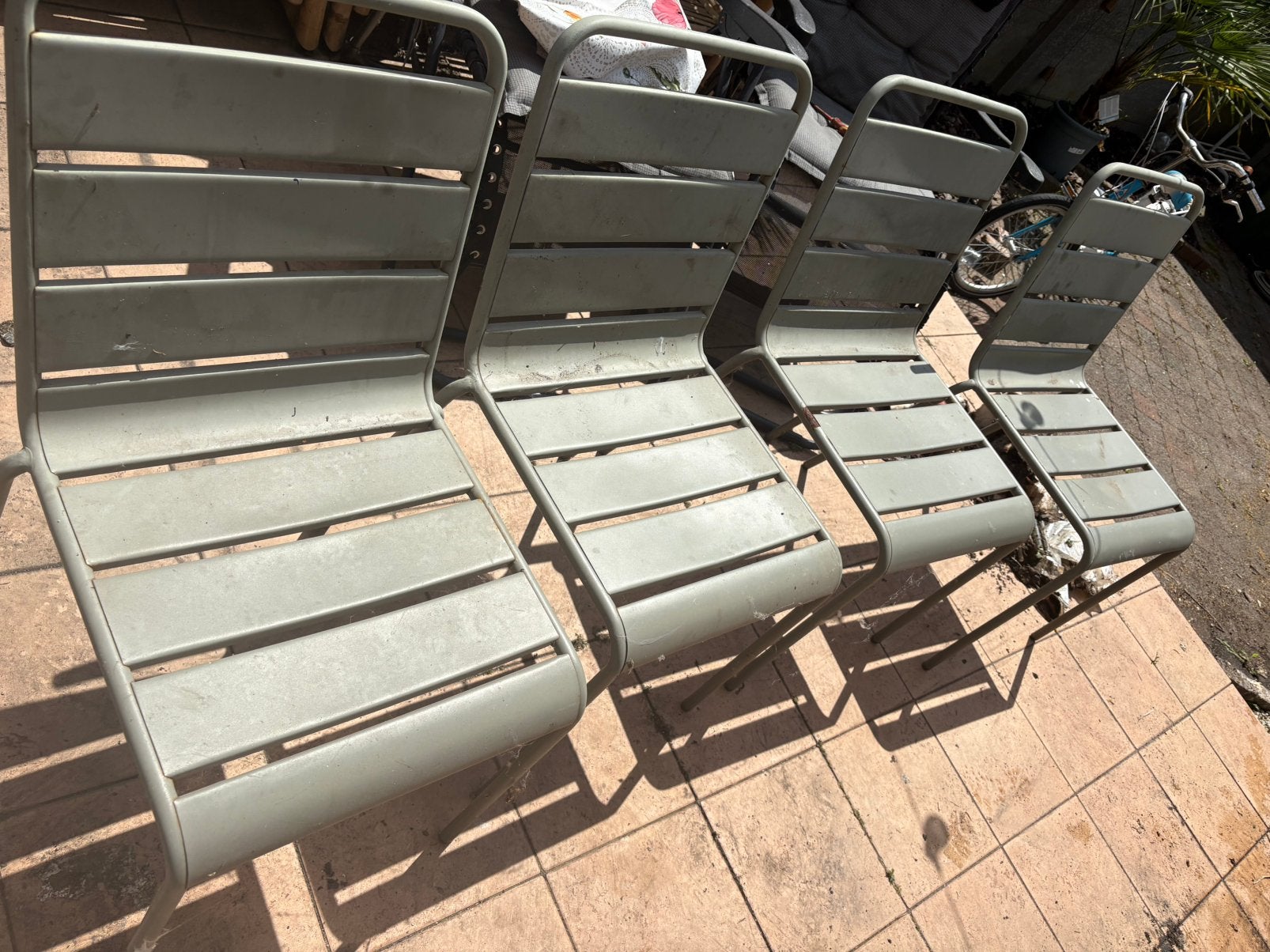 Gratis tuintafel + 4 stoelen Maison Du Monde, Ophalen, Zo goed als nieuw