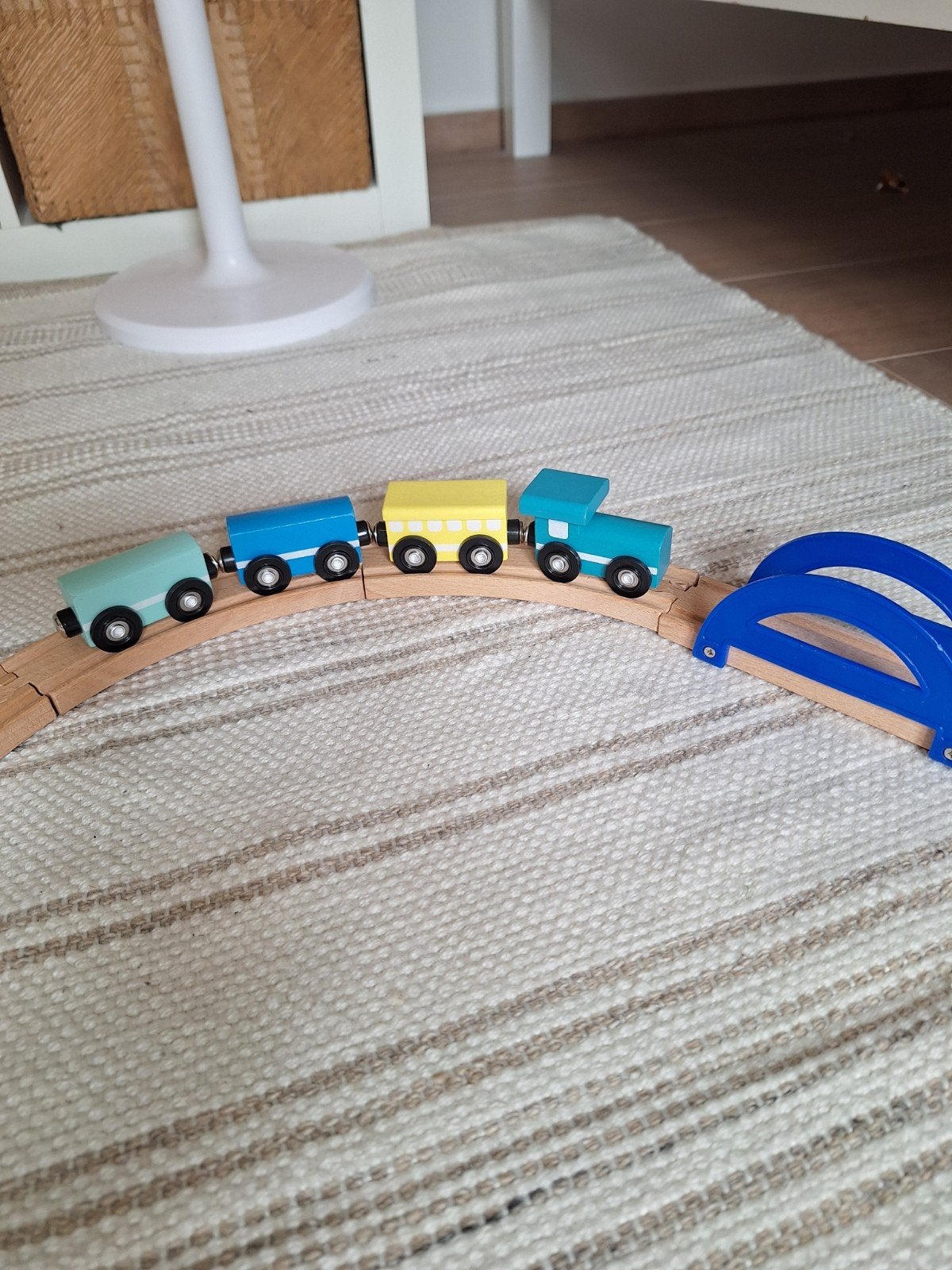 Jouet éducatif en bois en forme de train., Enfants & Bébés, Enlèvement