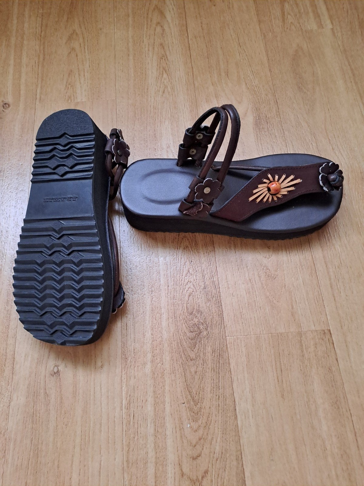 Tongue en cuir, à semelles légèrement compensées  p35/36, Enlèvement, Neuf, Brun, Espadrilles