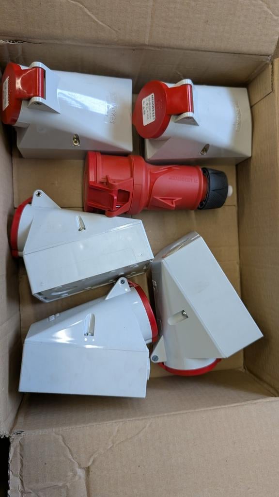 400 V stekker en stopcontacten van Mennekes, Ophalen, Stekker