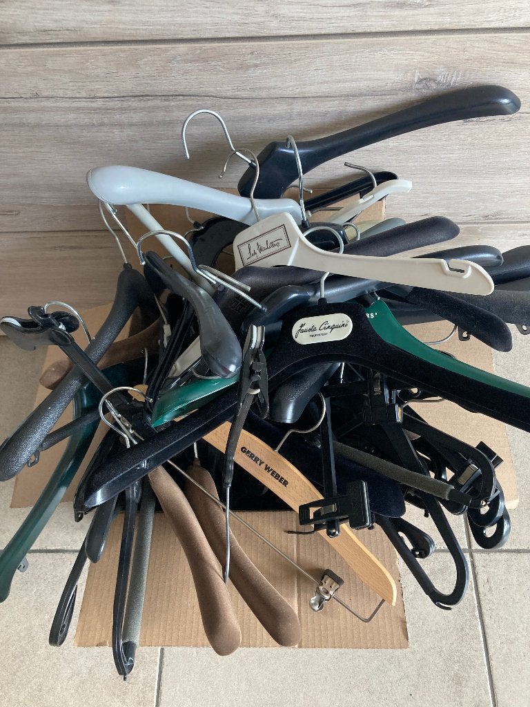 60 kleerhangers(kapstokken) gratis, Ophalen of Verzenden