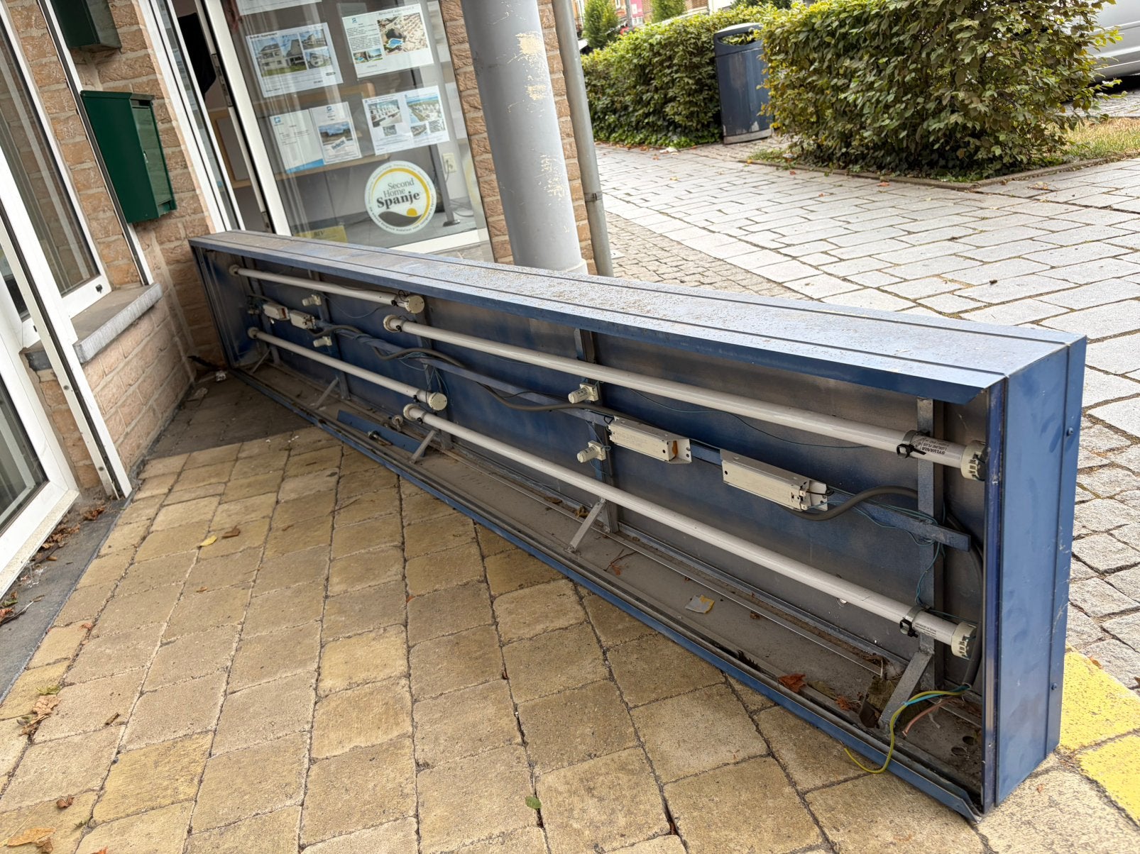 Reclamebak met verlichting, Ophalen