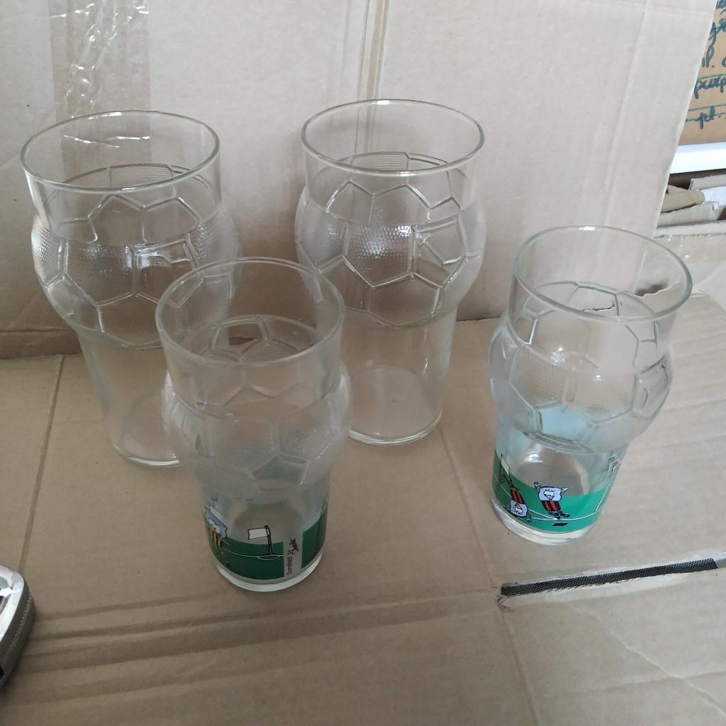 voetbal glazen 2 grote en 2 gewone nieuw speciaal uniek set, Ophalen of Verzenden, Nieuw