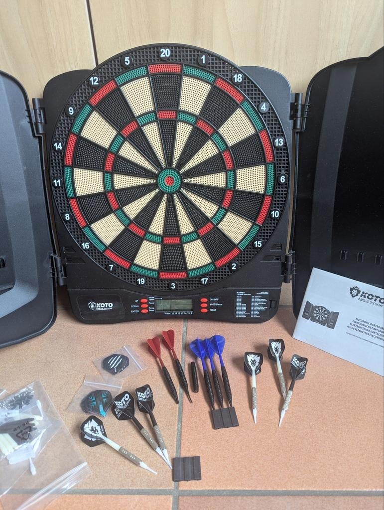 Elektronisch dartbord met accesoires, Ophalen, Zo goed als nieuw, Dartbord met pijlen, Soft tip