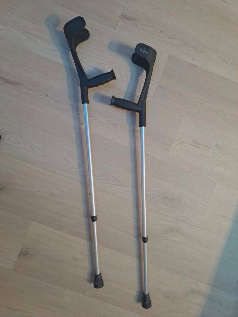 Paire de béquilles en très bon état, Enlèvement, Réglable en hauteur, Comme neuf