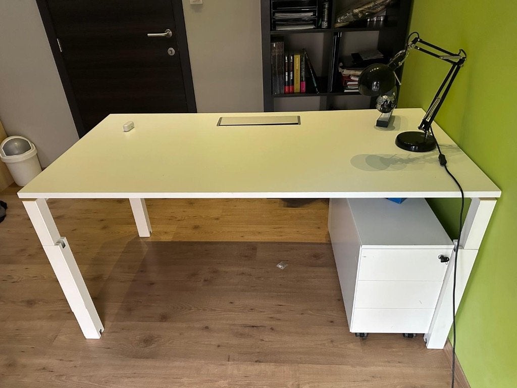 Bureau met ladeblok, Ophalen, Kabelgoot
