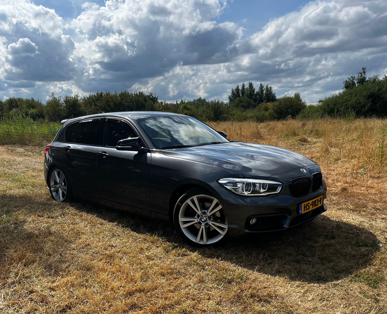 BMW 1-Serie 2.0 120D 5DR AUT 2015 Grijs LCI, Auto's, BMW, Automaat, Android Auto, Diesel, Grijs