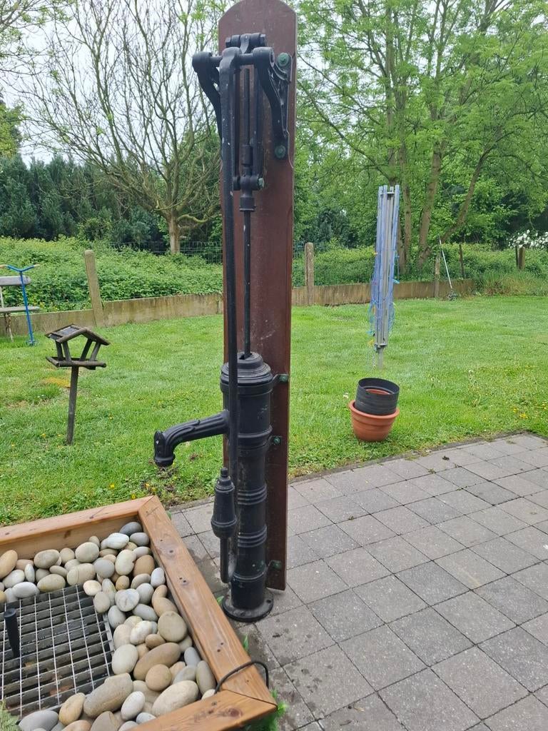 Magnifique ancienne pompe à eau