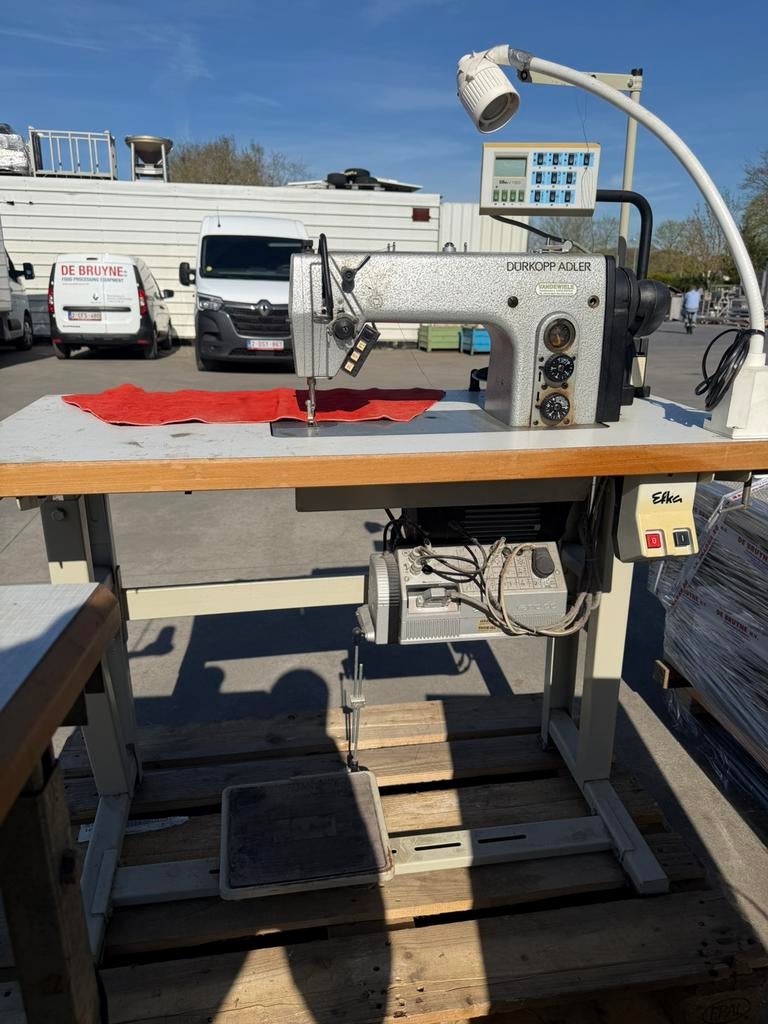 4 Naaimachines op werktafel, Ophalen, Gebruikt, Naaimachine, Pfaff