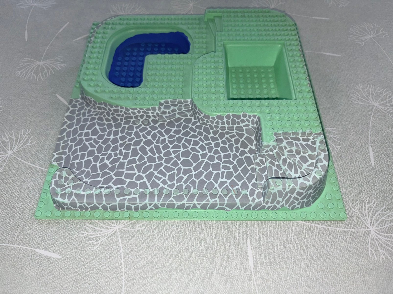 Baseplate Raised 32 x 32 Three Level with Stone Ramp, Ophalen of Verzenden, Gebruikt, Grondplaat, Lego