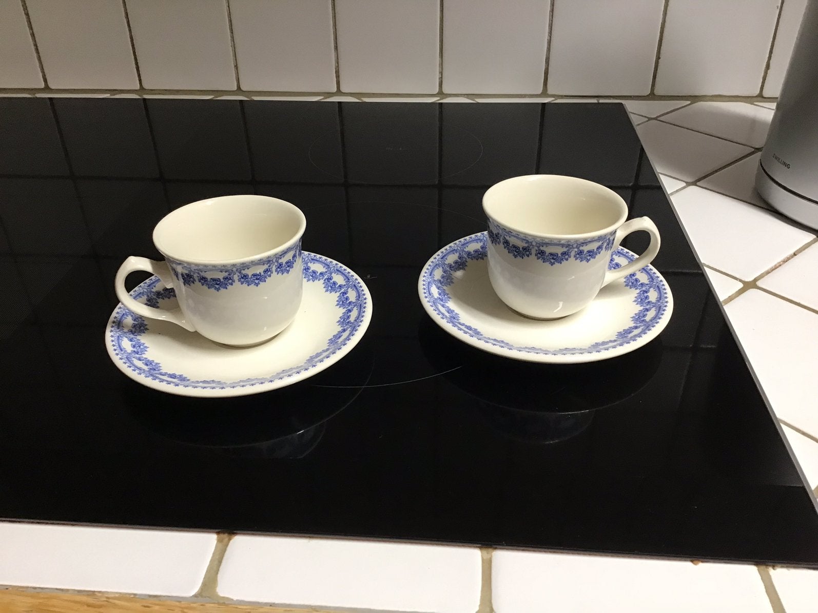 Set 2 kopjes tasjes met schoteltjes blauwe boch carlotta, Ophalen of Verzenden, Zo goed als nieuw