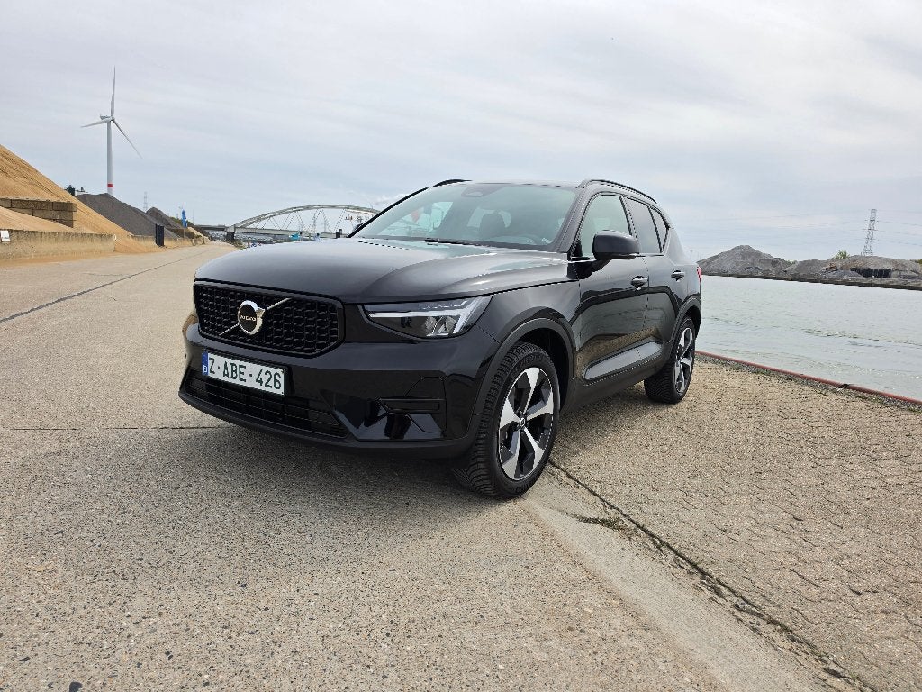 Volvo XC40 B3 Dark Plus Limited Edition 1400km, Dealer onderhouden, 4 cilinders, Zwart, Bedrijf