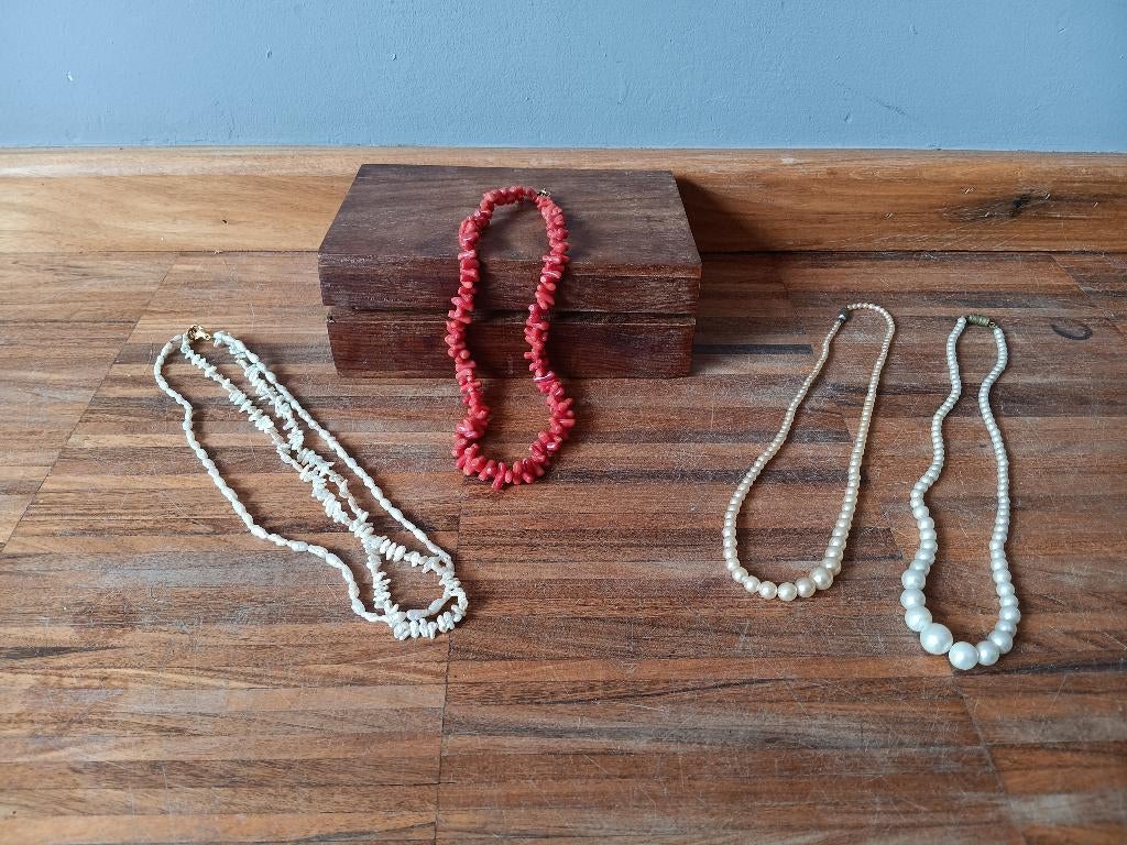 Set oude parelkettingen en bloedkoraal in houten doosje, Enlèvement ou Envoi, Autres matériaux, Collier