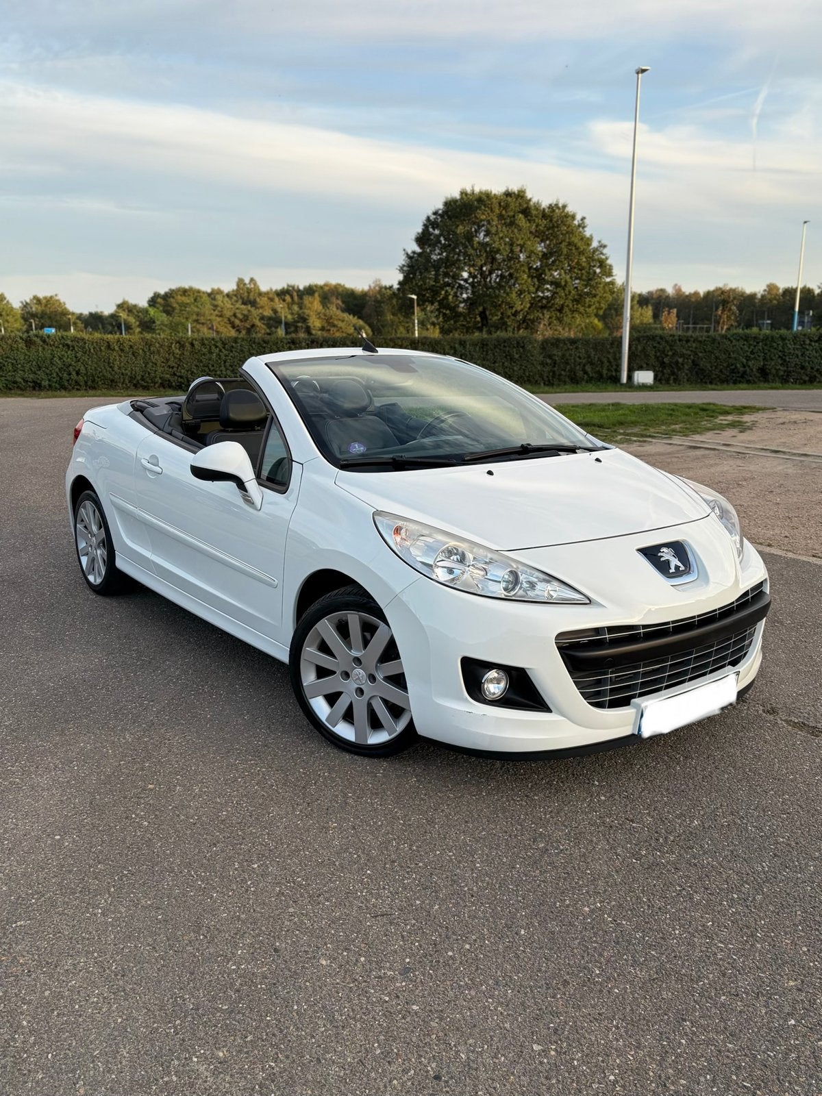 Peugeot 207 cabrio 1.6 benzine 2013 leder airco cruise, Auto's, Parkeersensor, Cabriolet, Leder, Particulier