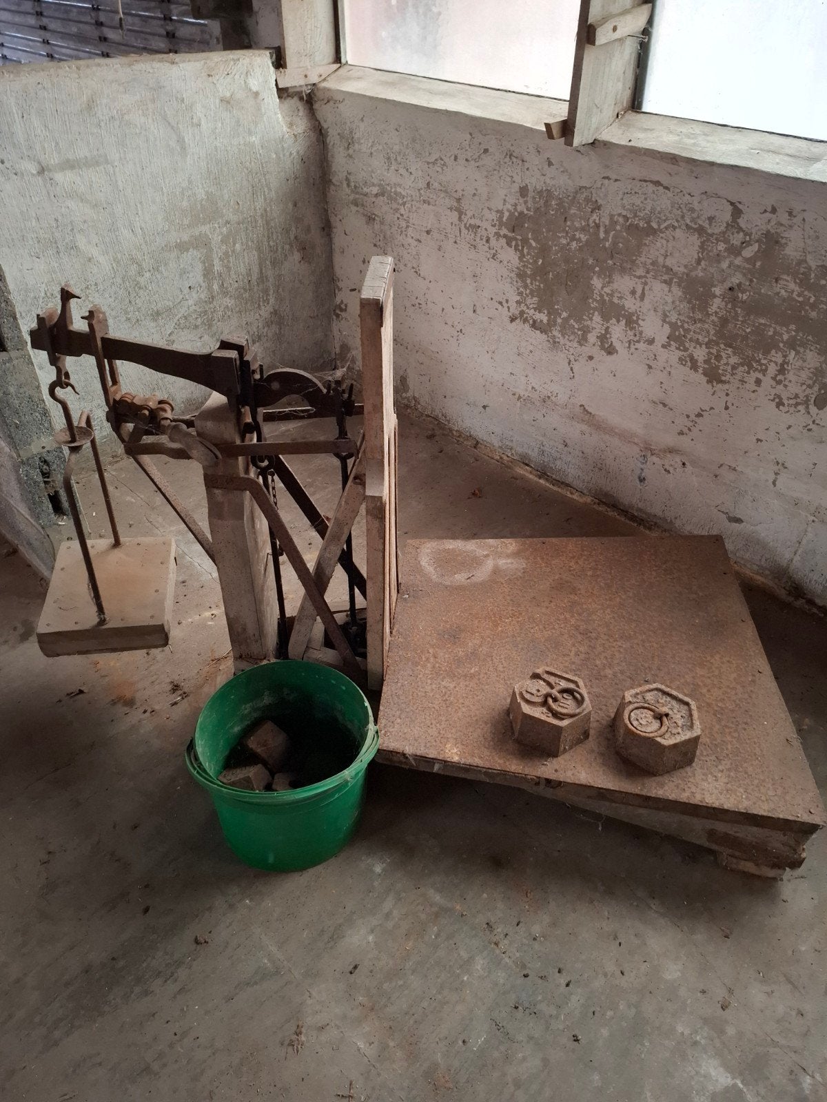 Bascule met set gewichten, Ophalen