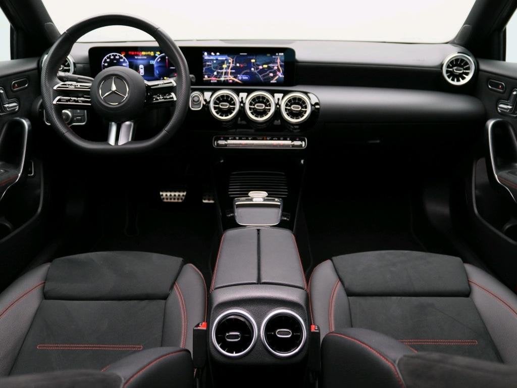 Mercedes-Benz A-klasse 250 e STAR EDITION + AMG LINE + PANO, Auto's, Stof, Zwart, 5 zetels, Hybride Elektrisch/Benzine