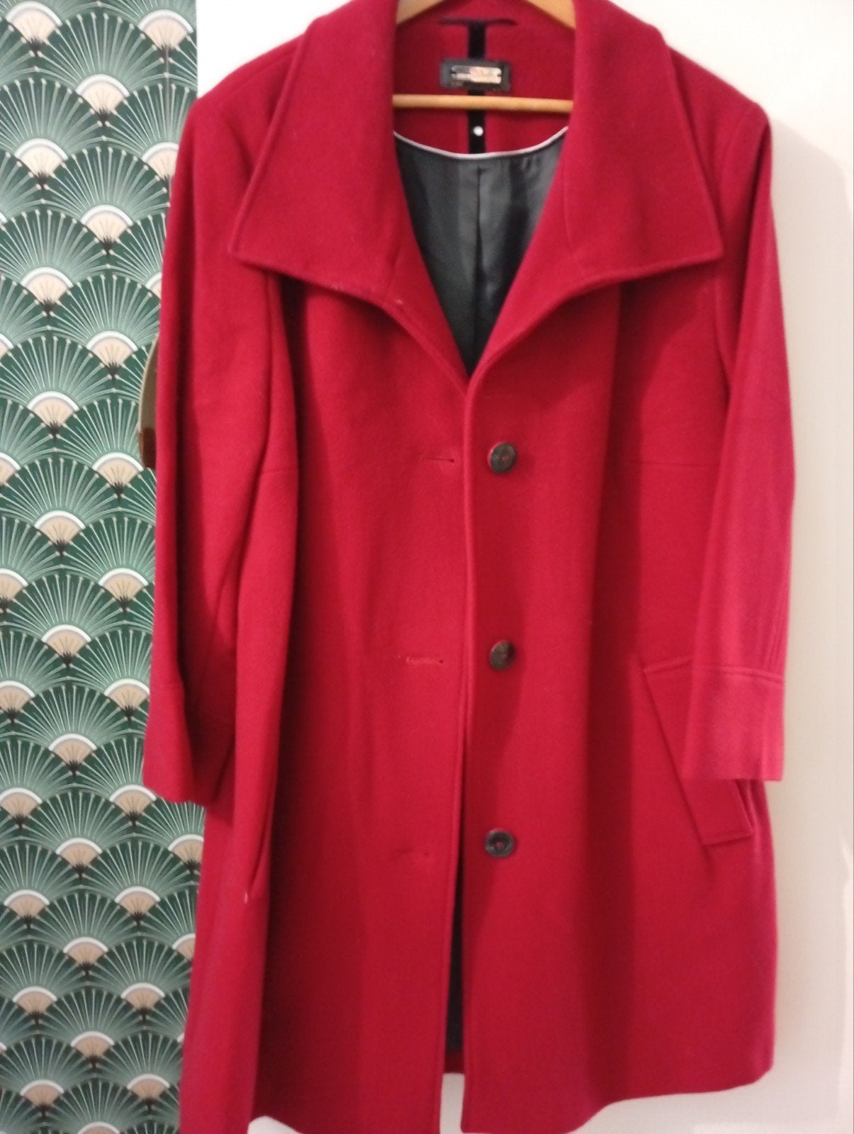 Manteau rouge, Enlèvement ou Envoi, Rouge