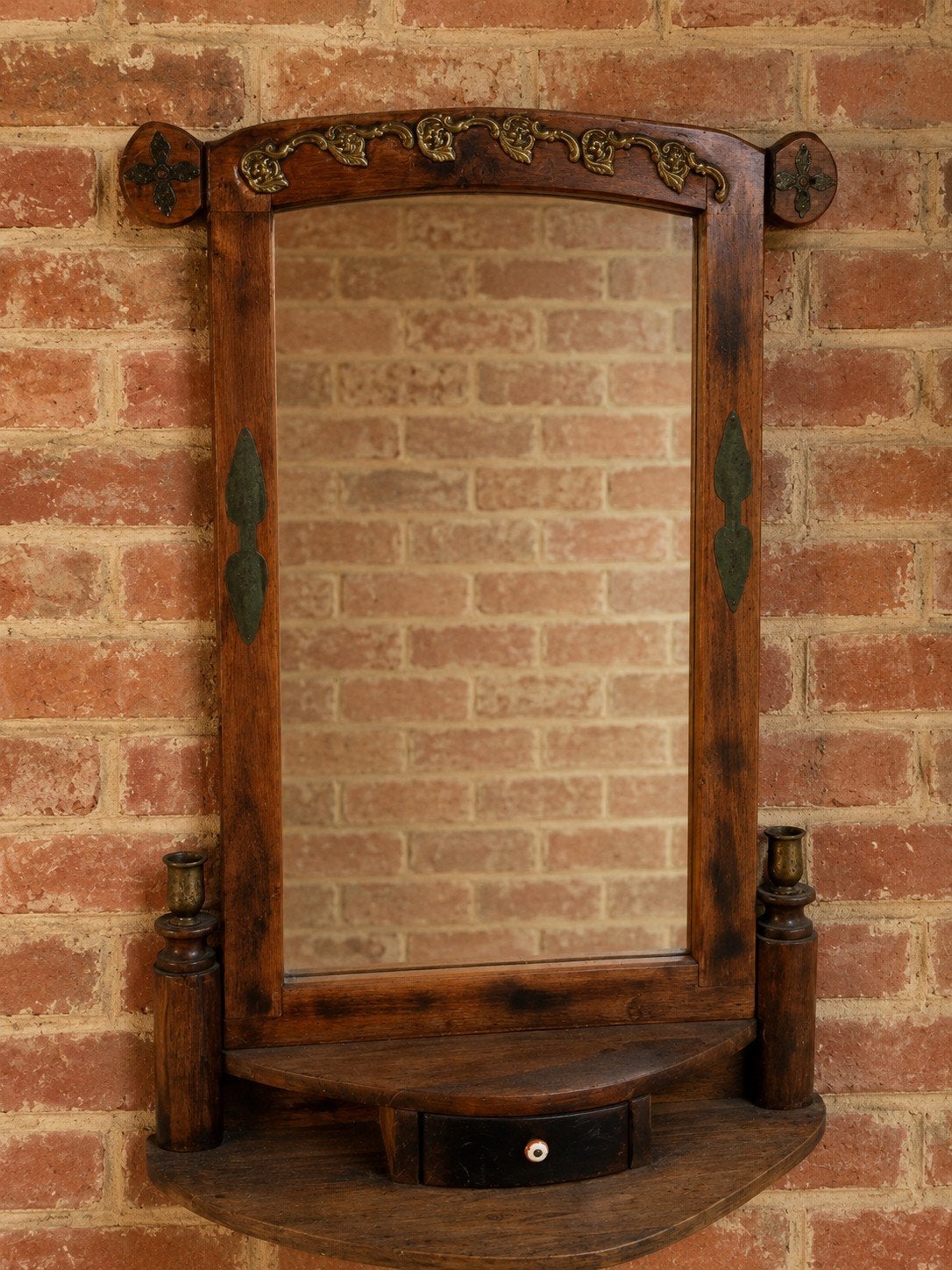 Miroir artisanal ancien en bois massif avec détail en cuivre, Enlèvement