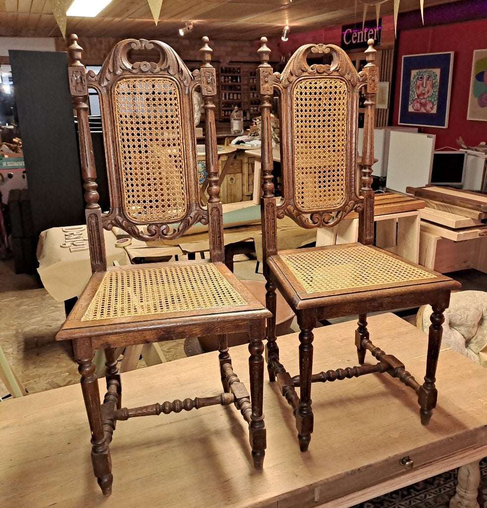Twee Mechelse antieken stoelen in eik, Enlèvement