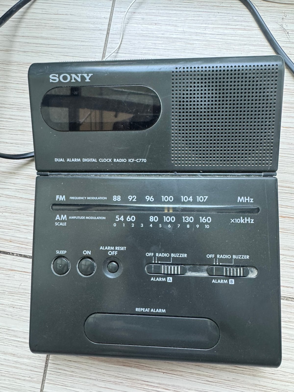 Radio-réveil Sony ICF-C770 vintage (années 1980) — Unique Ti, Enlèvement ou Envoi