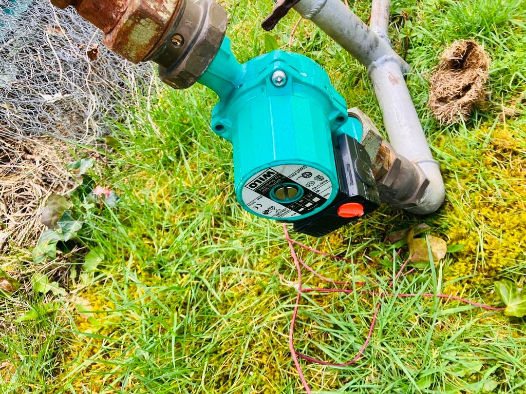 Mazoutpomp in perfecte staat plus buis, Doe-het-zelf en Bouw, Ophalen